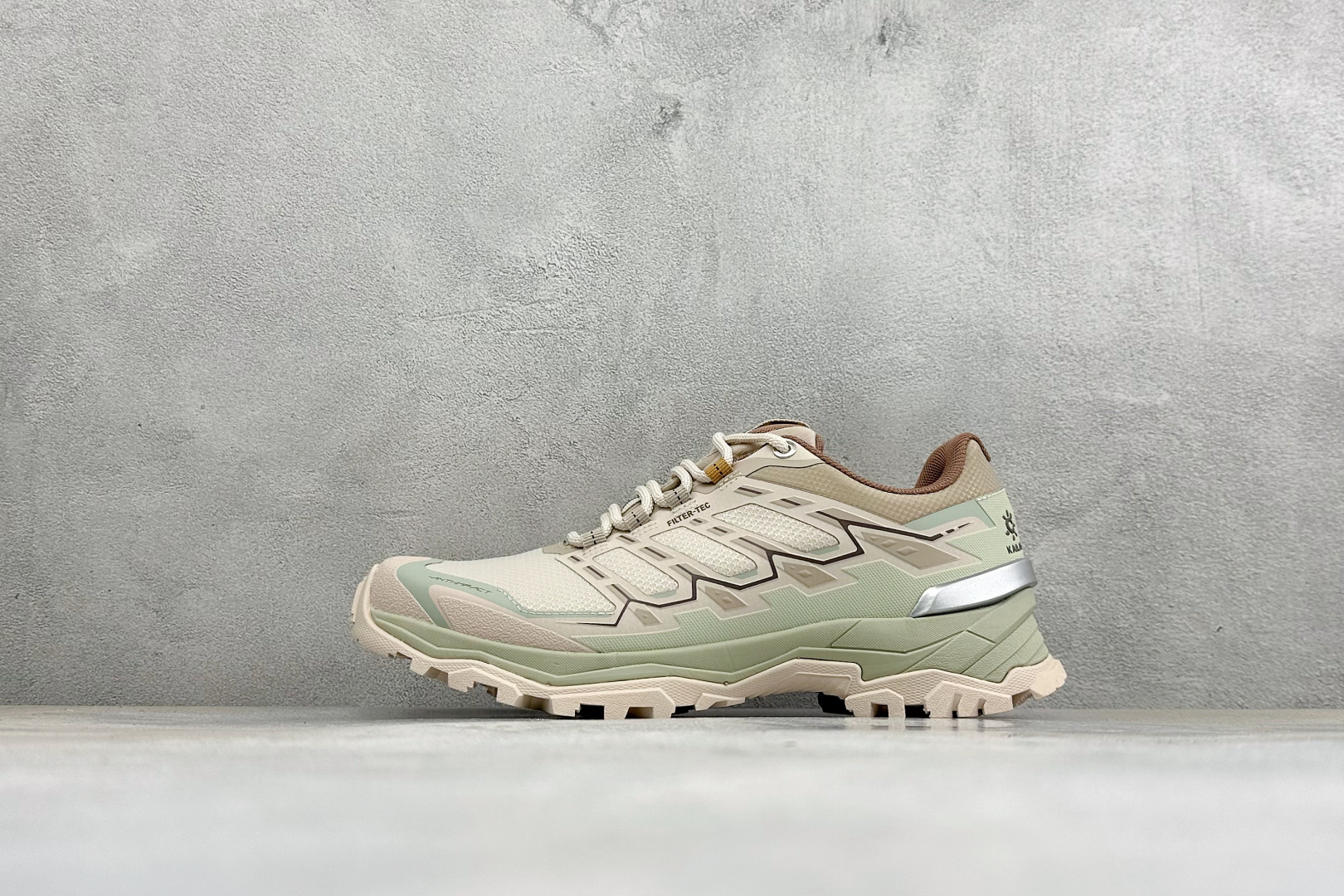 凯乐石KAILAS 远征 舒适简约经典登山 防滑耐磨防水 低帮徒步鞋 采用Vibram橡胶大底 超强地面咬合力稳走复杂路