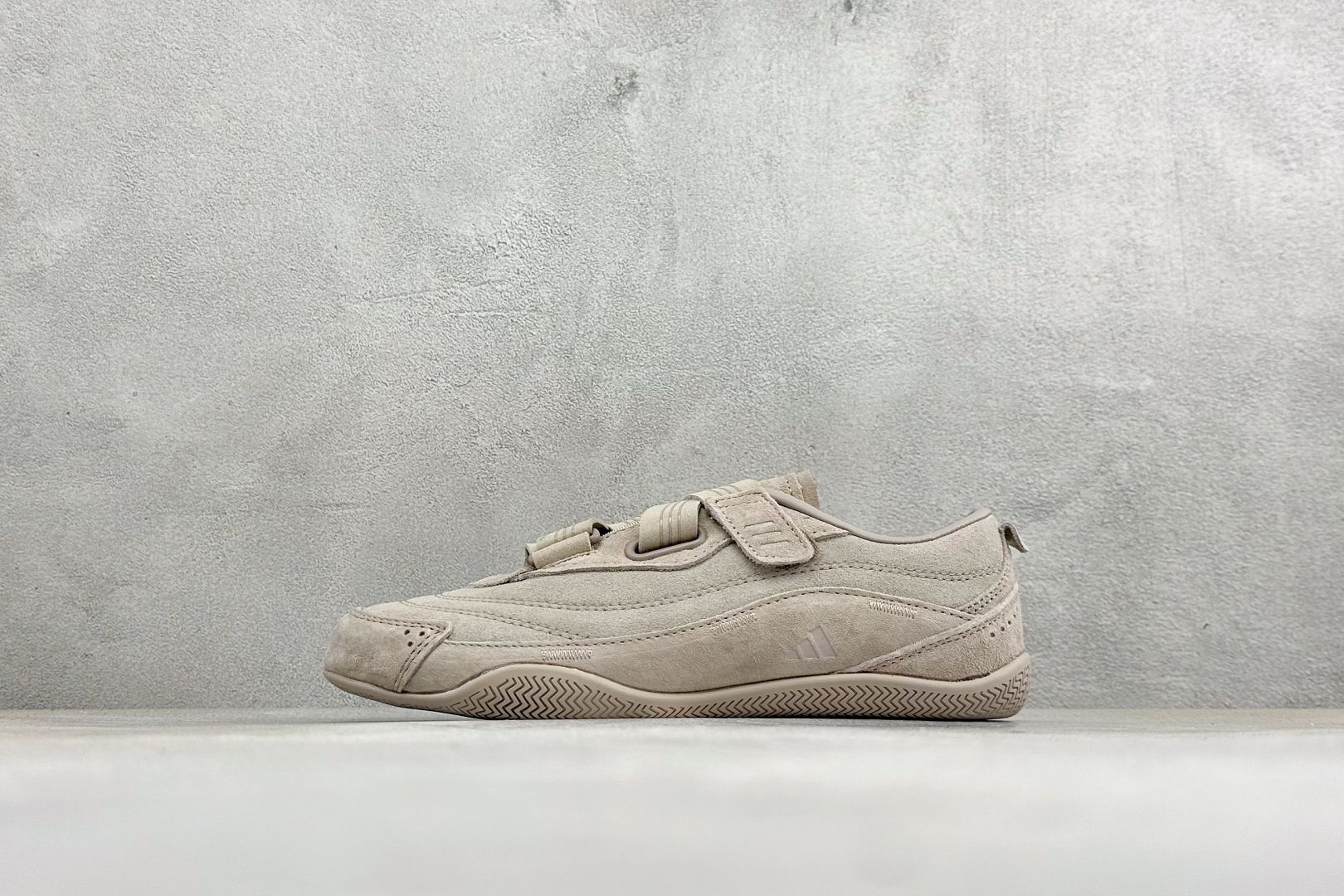 XH版Adidas Urban Reverie 阿迪舒适时尚魔术贴防滑耐磨生活休闲鞋 货号：JS2445 尺码：36-4