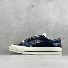 Converse ONE STAR Leather 匡威木村一星漆皮情侣板鞋 以经典One Star鞋型为蓝本 鞋身采用 Converse ONE STAR Leather 匡威木村一星漆皮情侣板鞋 以经典One Star鞋型为蓝本 鞋身采用