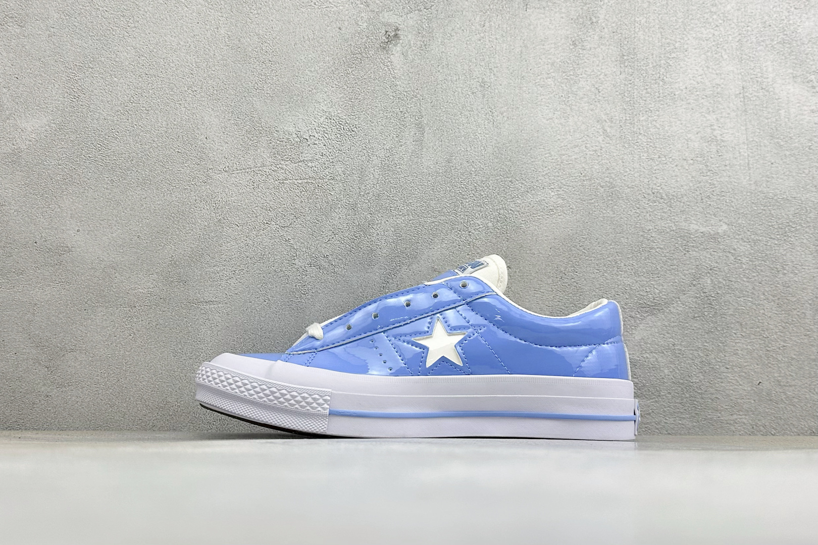 Converse ONE STAR Leather 匡威木村一星漆皮情侣板鞋 以经典One Star鞋型为蓝本 鞋身采用