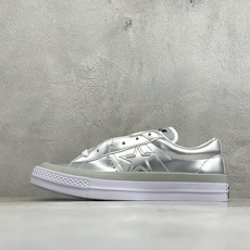 Converse ONE STAR Leather 匡威木村一星漆皮情侣板鞋 以经典One Star鞋型为蓝本 鞋身采用 Converse ONE STAR Leather 匡威木村一星漆皮情侣板鞋 以经典One Star鞋型为蓝本 鞋身采用