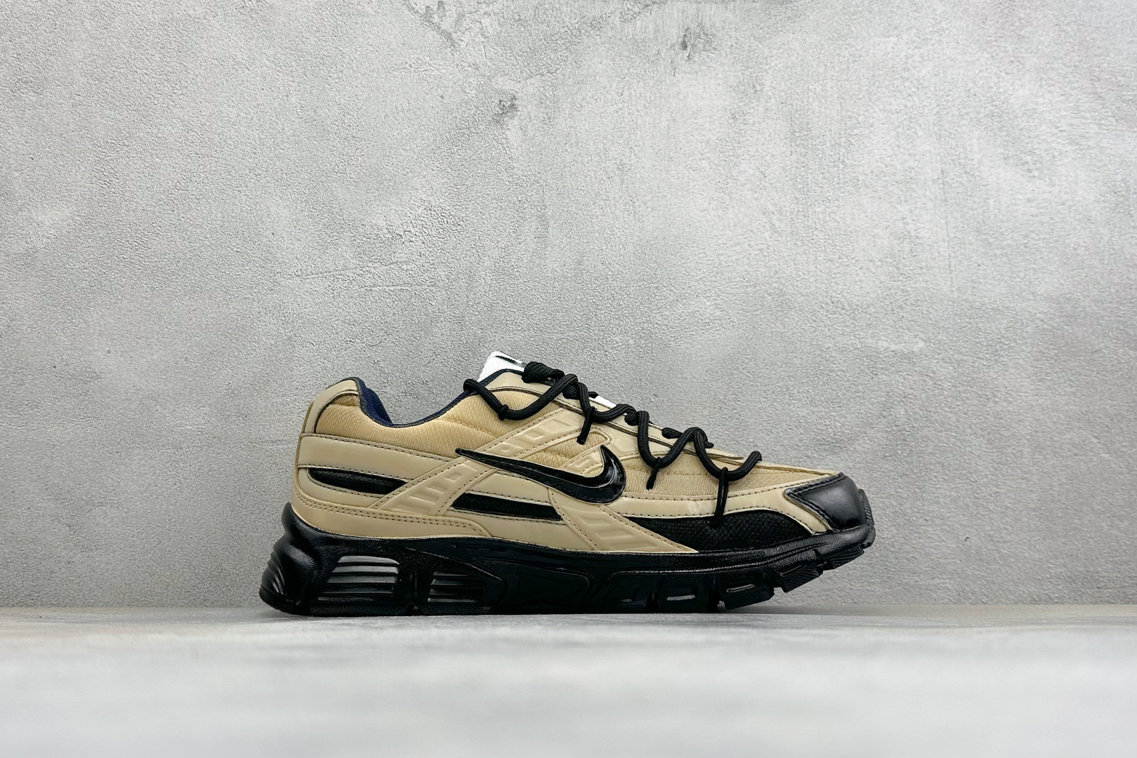 NIKE INITIATOR创始者系列 复古休闲运动舒适跑鞋 采用透气网眼鞋面和支撑覆盖层，自然运动设计的Phlyon中