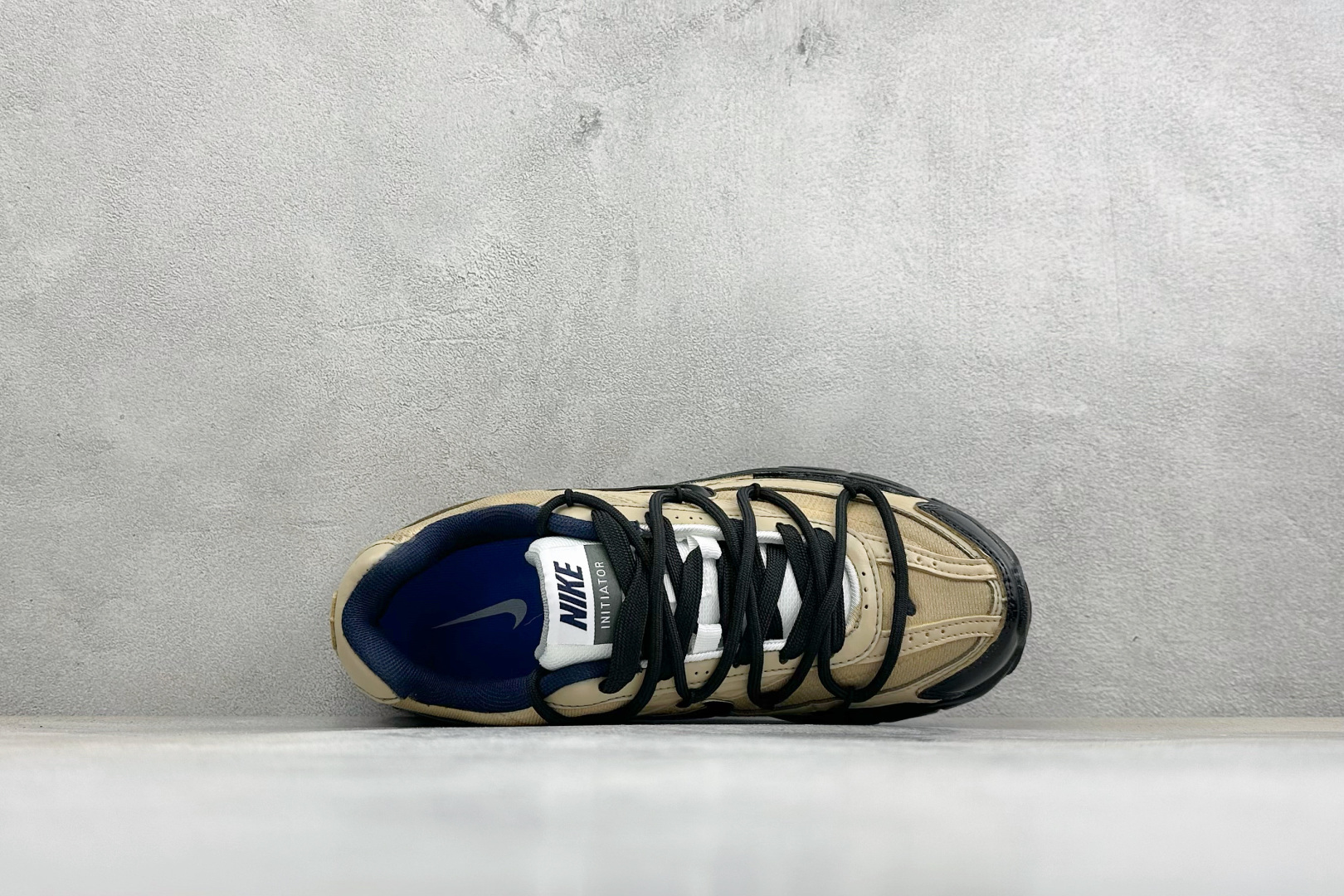 NIKE INITIATOR创始者系列 复古休闲运动舒适跑鞋 采用透气网眼鞋面和支撑覆盖层，自然运动设计的Phlyon中