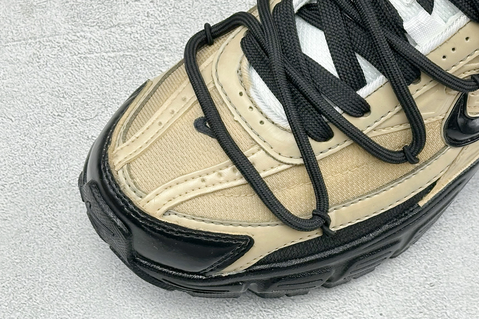 NIKE INITIATOR创始者系列 复古休闲运动舒适跑鞋 采用透气网眼鞋面和支撑覆盖层，自然运动设计的Phlyon中