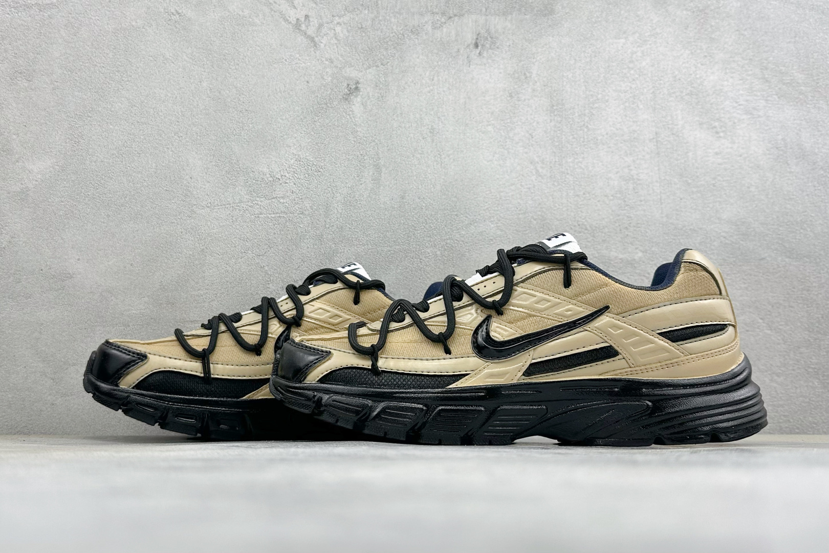 NIKE INITIATOR创始者系列 复古休闲运动舒适跑鞋 采用透气网眼鞋面和支撑覆盖层，自然运动设计的Phlyon中