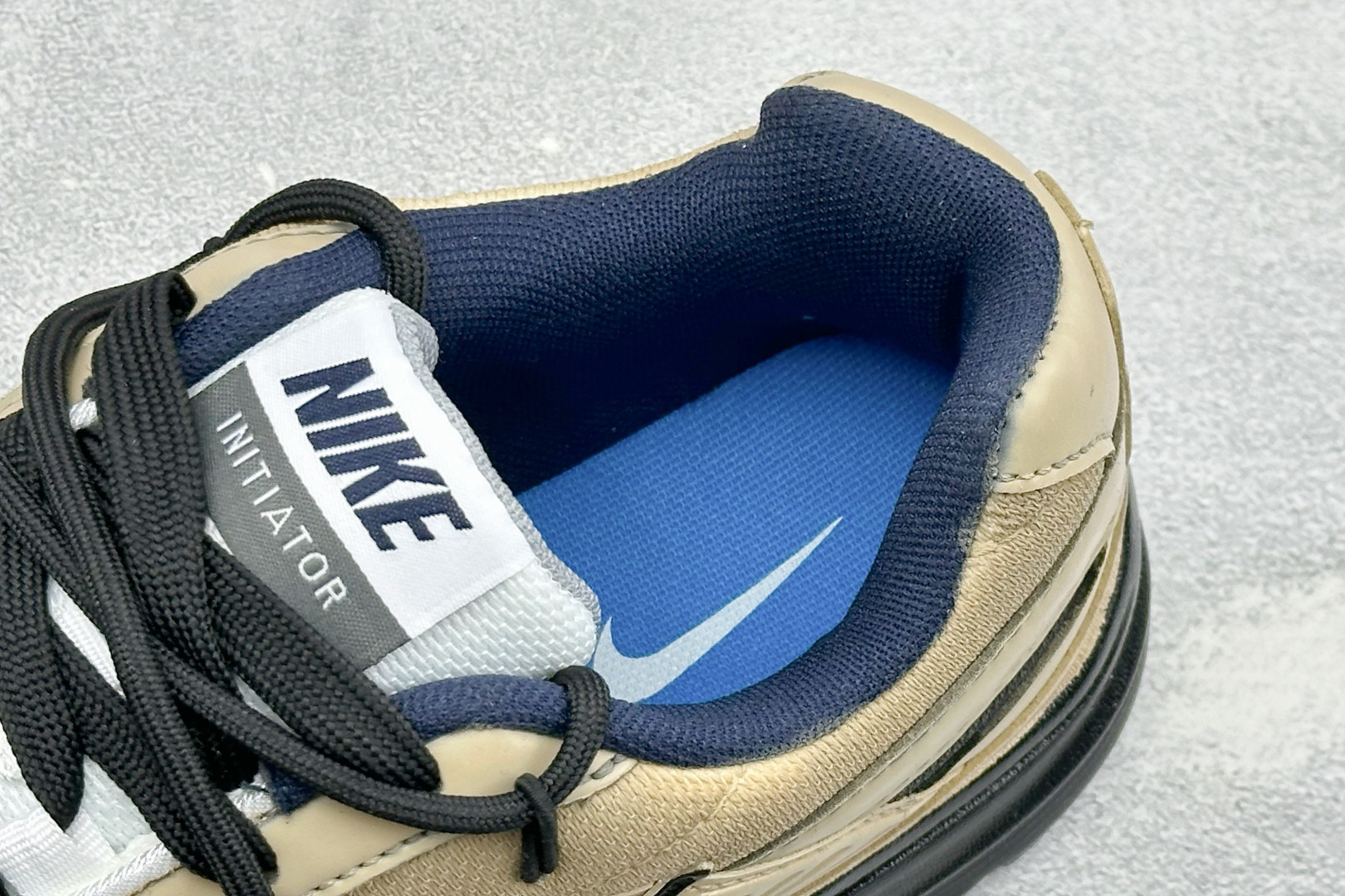 NIKE INITIATOR创始者系列 复古休闲运动舒适跑鞋 采用透气网眼鞋面和支撑覆盖层，自然运动设计的Phlyon中