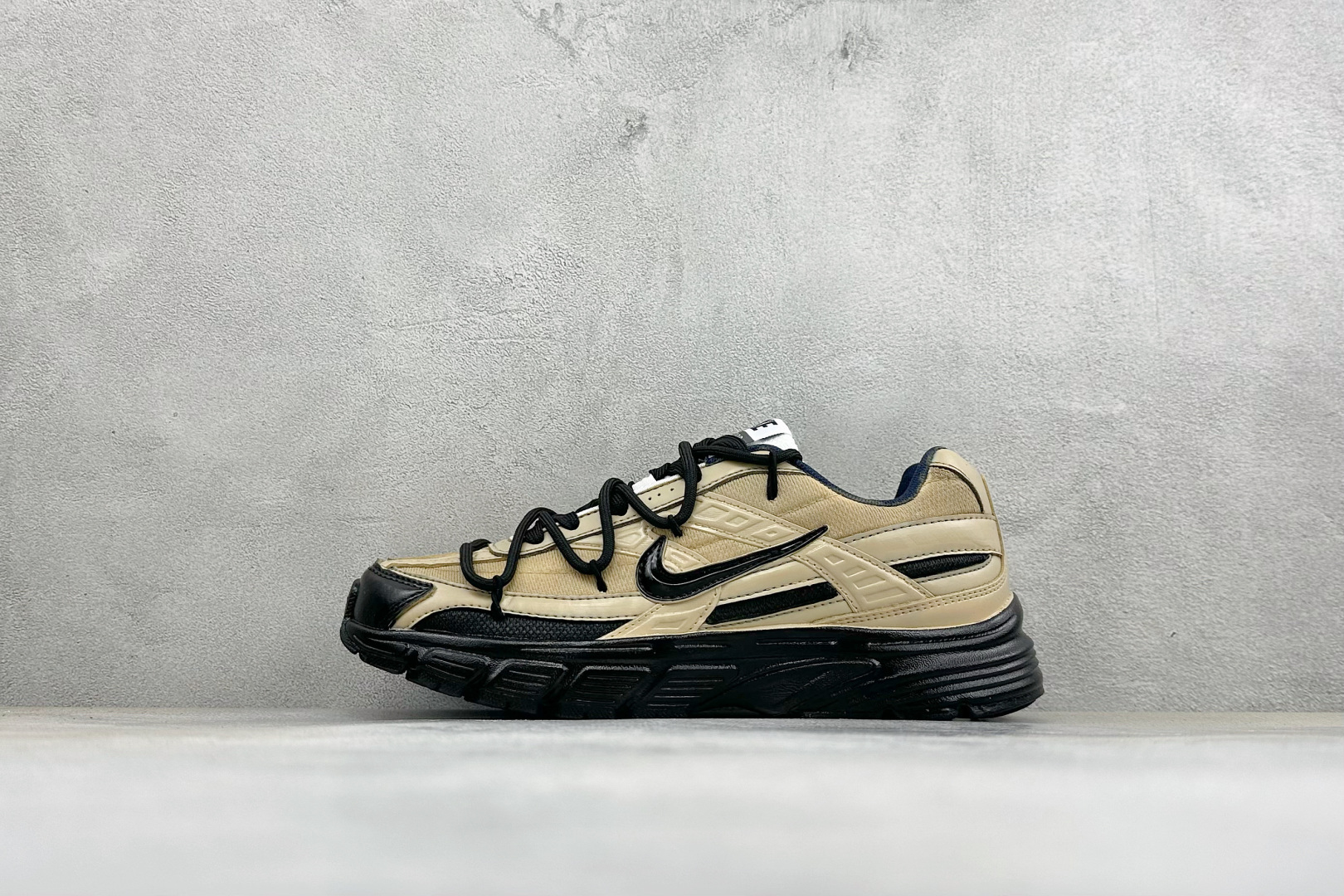 NIKE INITIATOR创始者系列 复古休闲运动舒适跑鞋 采用透气网眼鞋面和支撑覆盖层，自然运动设计的Phlyon中