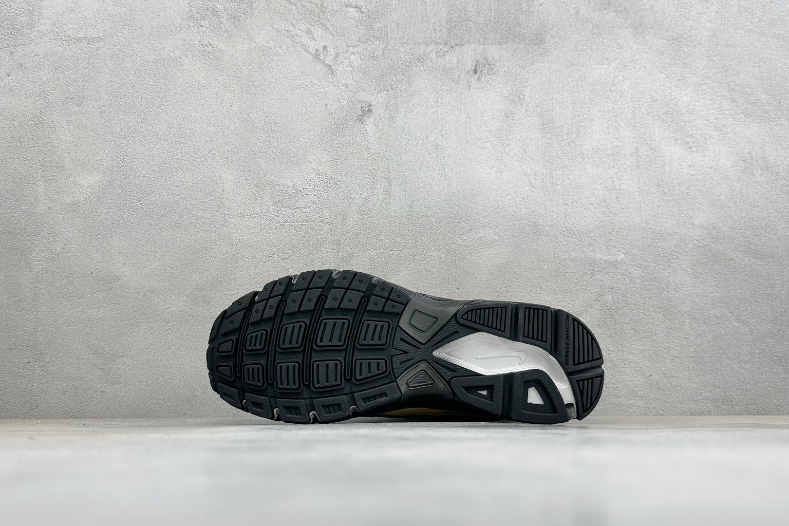 NIKE INITIATOR创始者系列 复古休闲运动舒适跑鞋 采用透气网眼鞋面和支撑覆盖层，自然运动设计的Phlyon中