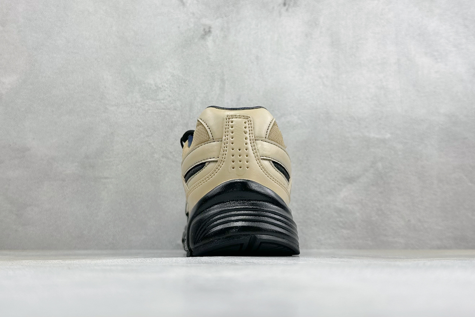 NIKE INITIATOR创始者系列 复古休闲运动舒适跑鞋 采用透气网眼鞋面和支撑覆盖层，自然运动设计的Phlyon中