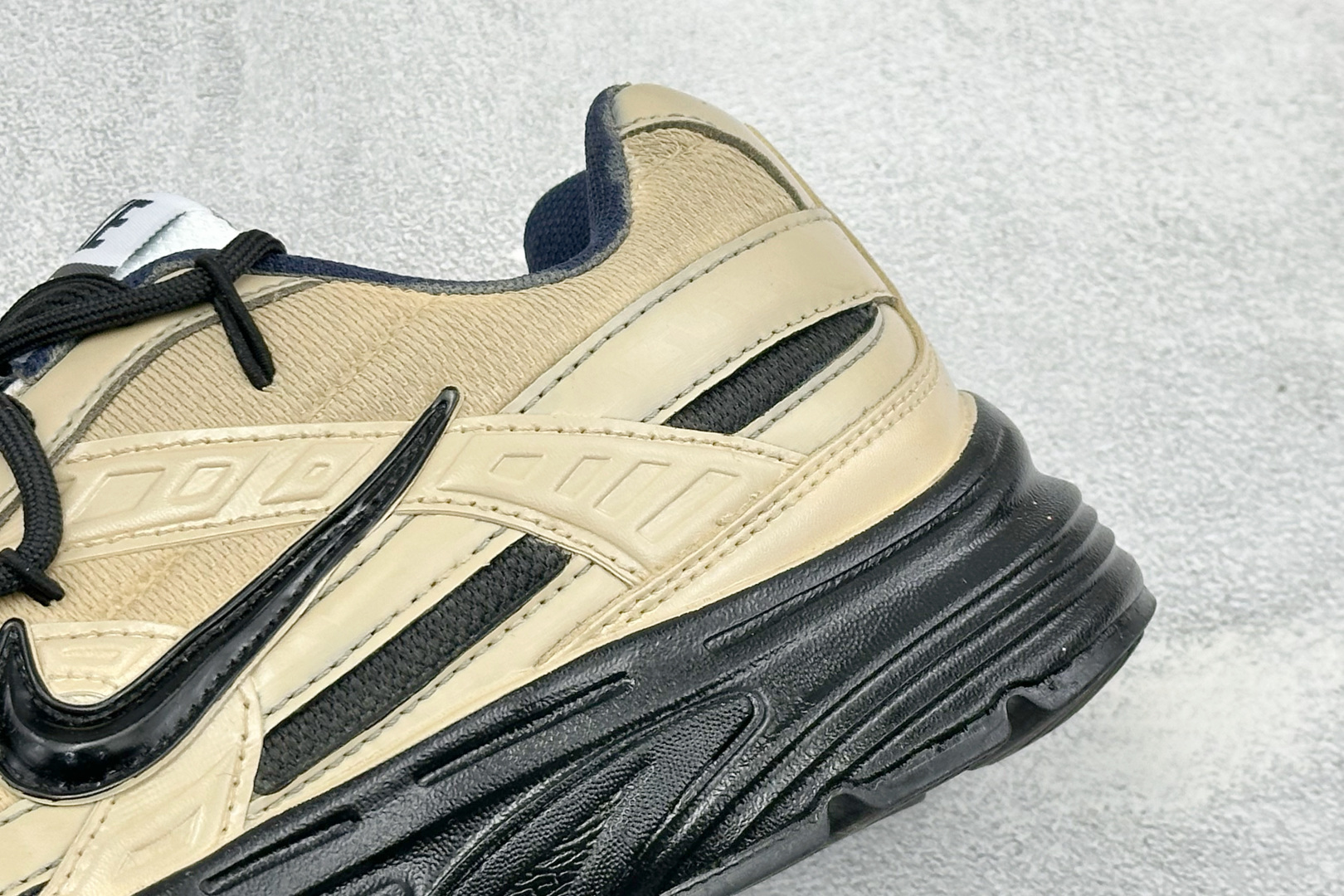 NIKE INITIATOR创始者系列 复古休闲运动舒适跑鞋 采用透气网眼鞋面和支撑覆盖层，自然运动设计的Phlyon中