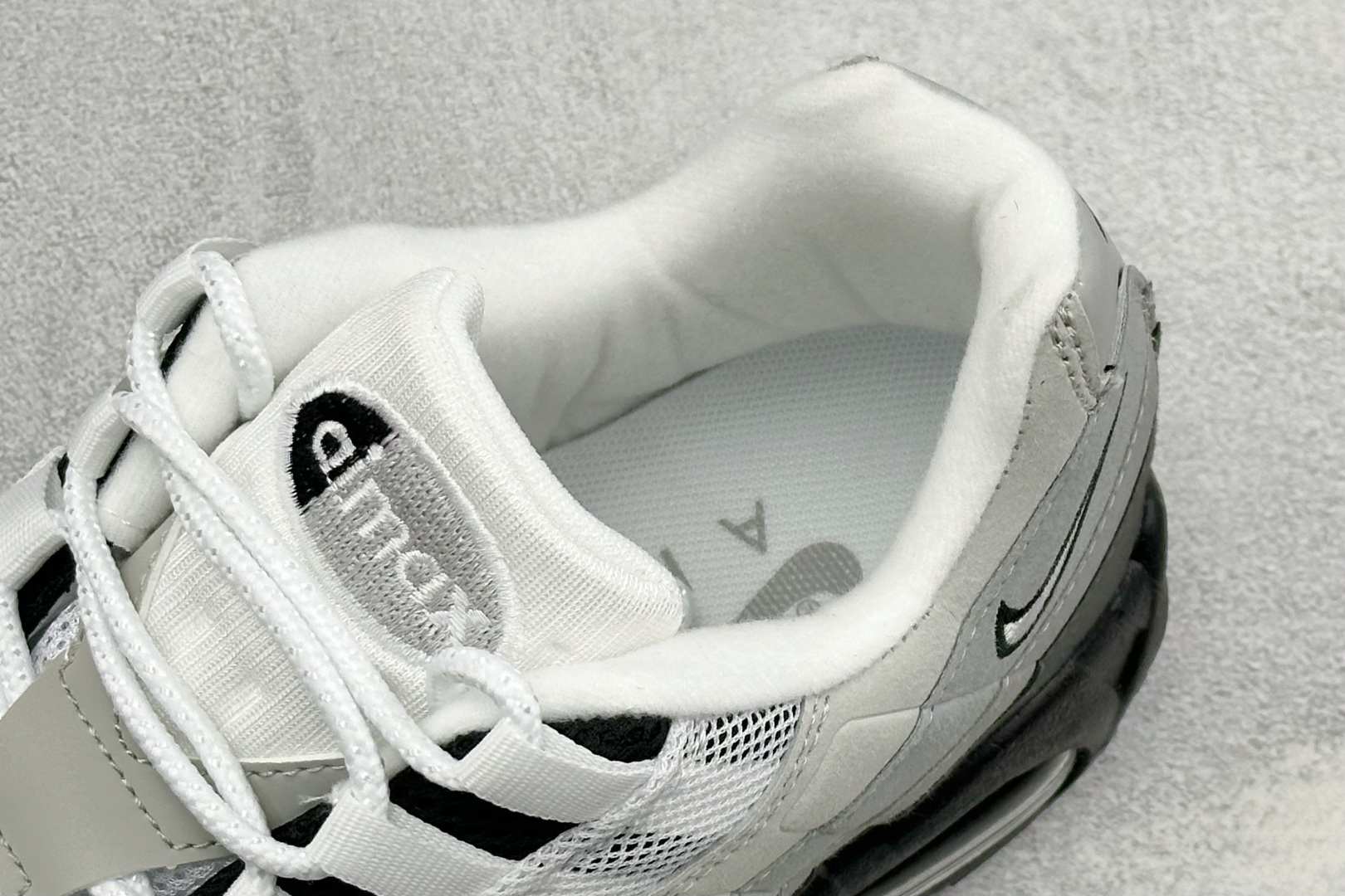 GS版NIKE AIR MAX 95 TT 气垫复古百搭休闲运动跑鞋 这双鞋采用前脚掌开窗式气垫 这种设计在当时是前所未