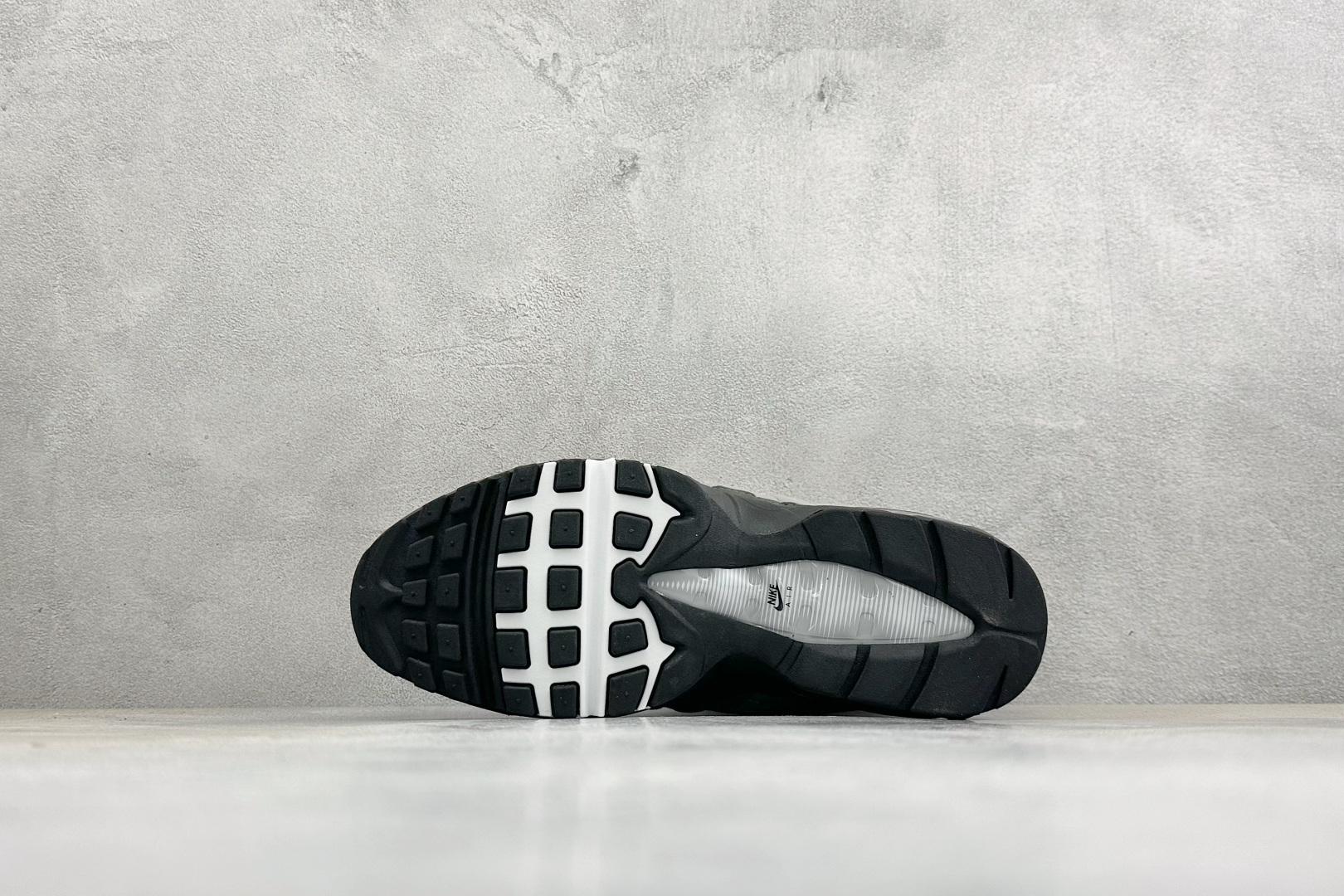 GS版NIKE AIR MAX 95 TT 气垫复古百搭休闲运动跑鞋 这双鞋采用前脚掌开窗式气垫 这种设计在当时是前所未