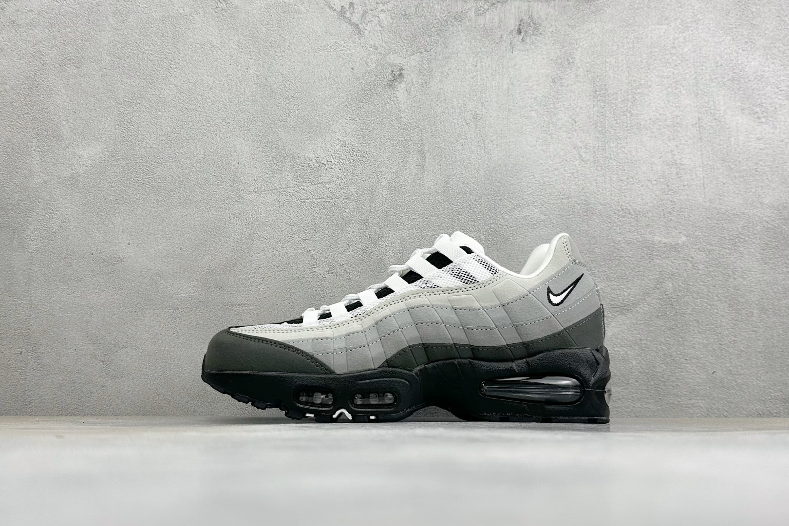 GS版NIKE AIR MAX 95 TT 气垫复古百搭休闲运动跑鞋 这双鞋采用前脚掌开窗式气垫 这种设计在当时是前所未