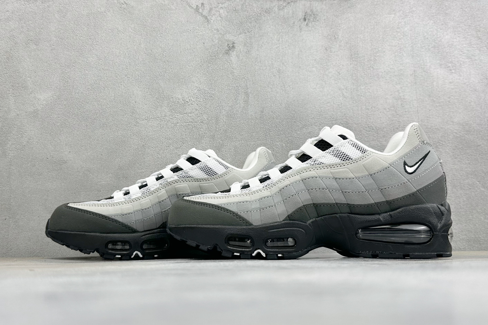 GS版NIKE AIR MAX 95 TT 气垫复古百搭休闲运动跑鞋 这双鞋采用前脚掌开窗式气垫 这种设计在当时是前所未