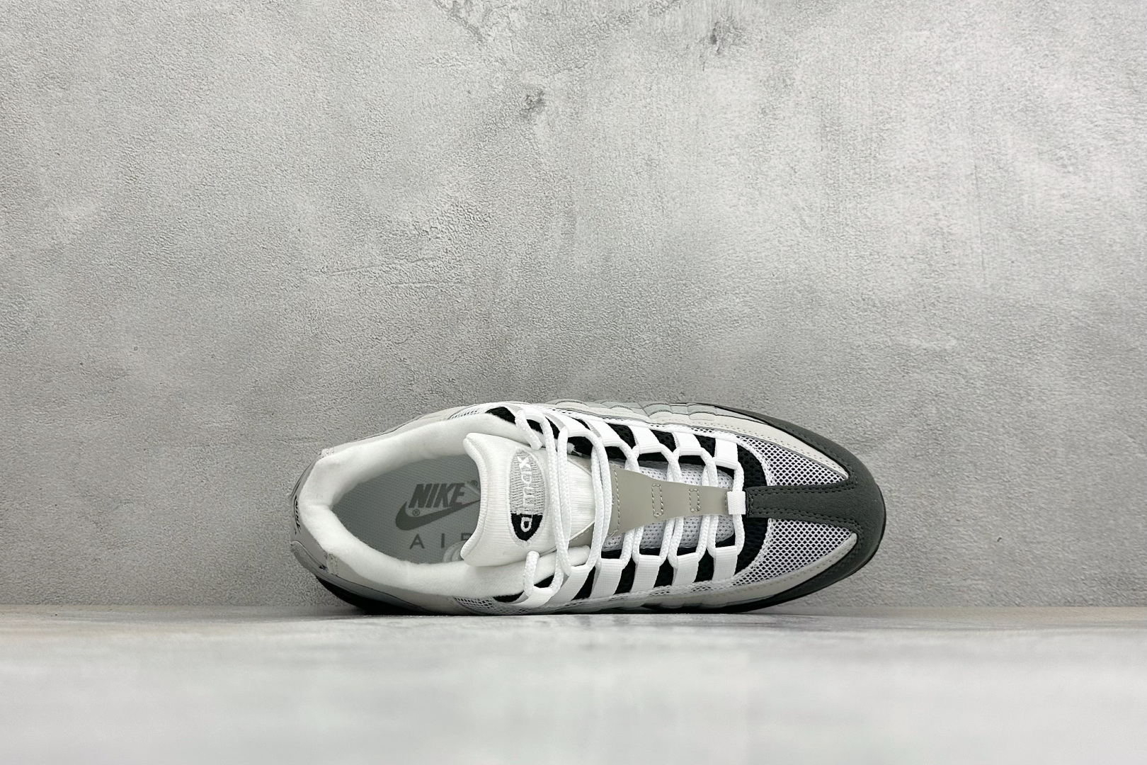 GS版NIKE AIR MAX 95 TT 气垫复古百搭休闲运动跑鞋 这双鞋采用前脚掌开窗式气垫 这种设计在当时是前所未