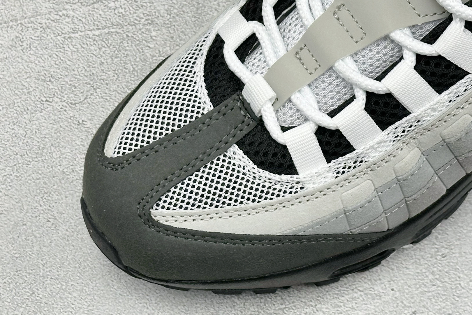 GS版NIKE AIR MAX 95 TT 气垫复古百搭休闲运动跑鞋 这双鞋采用前脚掌开窗式气垫 这种设计在当时是前所未
