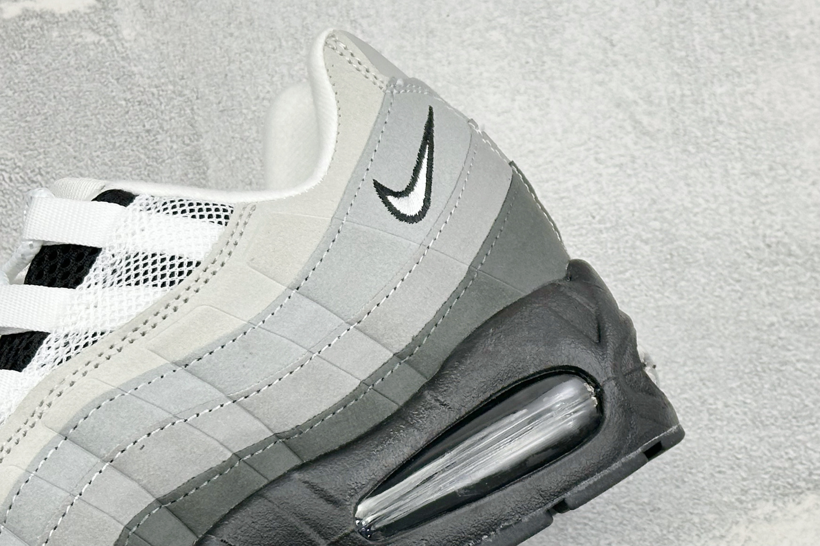 GS版NIKE AIR MAX 95 TT 气垫复古百搭休闲运动跑鞋 这双鞋采用前脚掌开窗式气垫 这种设计在当时是前所未