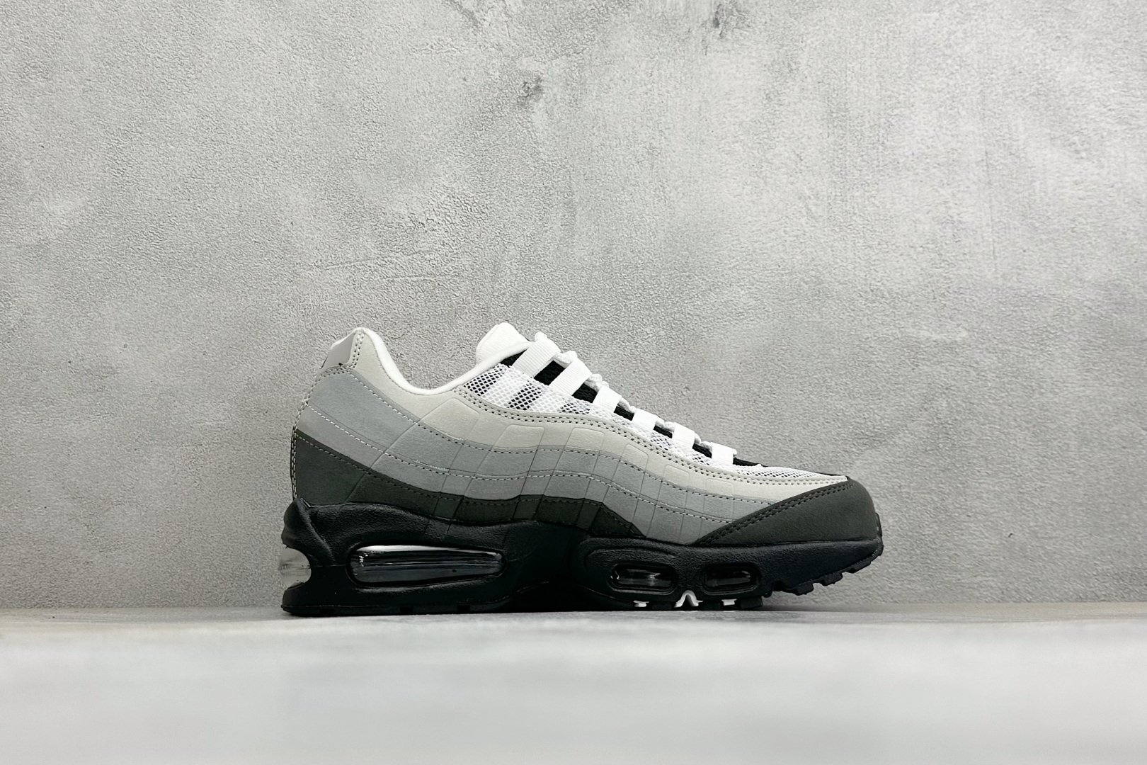 GS版NIKE AIR MAX 95 TT 气垫复古百搭休闲运动跑鞋 这双鞋采用前脚掌开窗式气垫 这种设计在当时是前所未