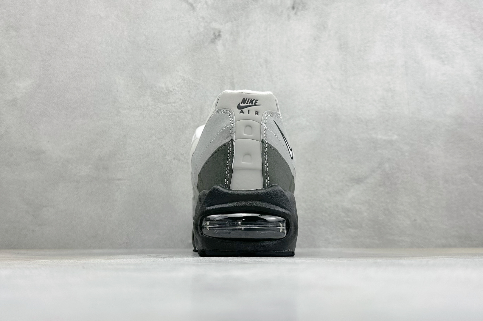 GS版NIKE AIR MAX 95 TT 气垫复古百搭休闲运动跑鞋 这双鞋采用前脚掌开窗式气垫 这种设计在当时是前所未