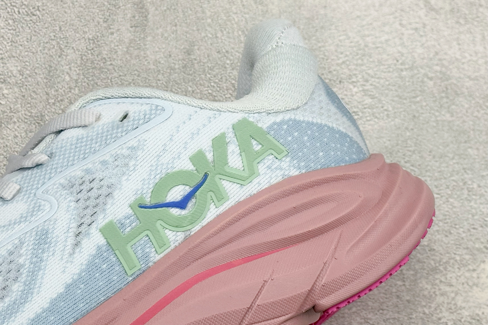 GS版HOKA M CLIFTON 10 轻量低帮户外越野跑鞋 户外山脉越野轻量运动跑鞋 鞋面用轻的无缝架构 鞋带用了弹