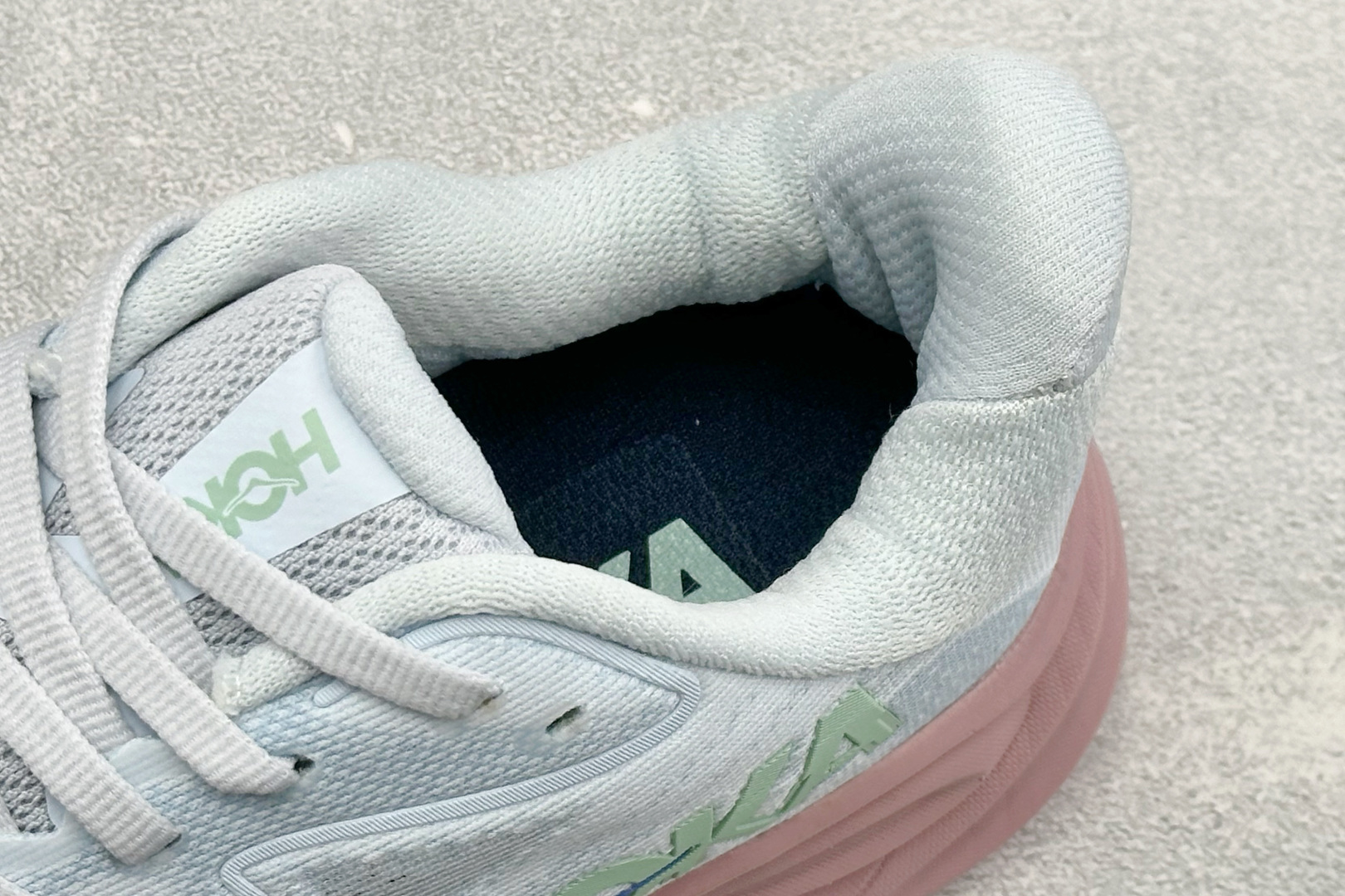 GS版HOKA M CLIFTON 10 轻量低帮户外越野跑鞋 户外山脉越野轻量运动跑鞋 鞋面用轻的无缝架构 鞋带用了弹