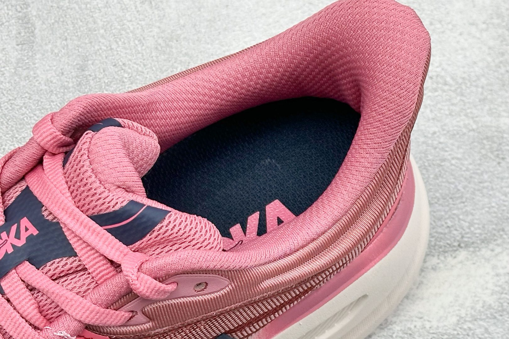 GS版HOKA M CLIFTON 10 轻量低帮户外越野跑鞋 户外山脉越野轻量运动跑鞋 鞋面用轻的无缝架构 鞋带用了弹