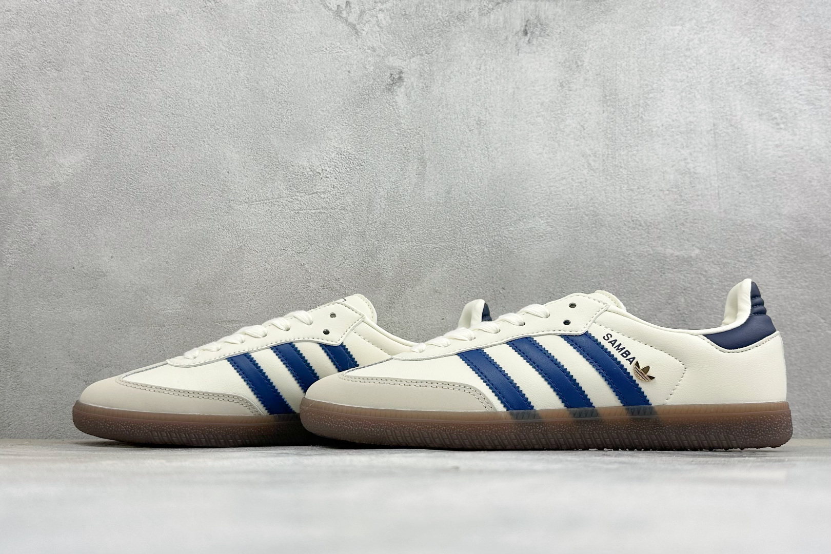 D版Adidas Originals Samba OG 阿迪桑巴舞系列绅士德训足球风百搭低帮休闲运动板鞋 货号: IH6