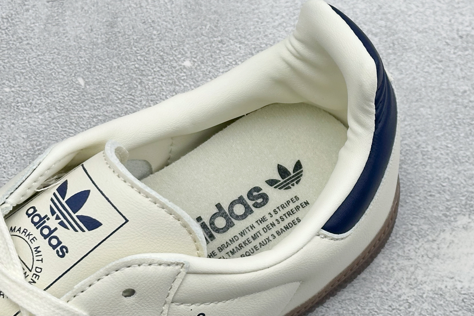 D版Adidas Originals Samba OG 阿迪桑巴舞系列绅士德训足球风百搭低帮休闲运动板鞋 货号: IH6