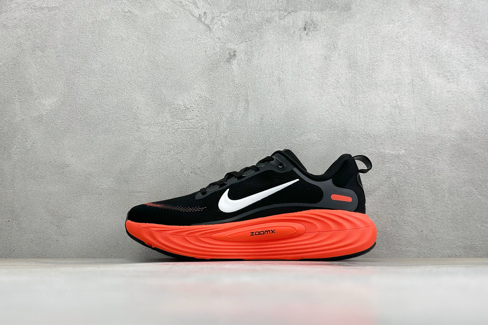 XM版Nike Vomero 19 舒适减震防滑 低帮跑步鞋 全掌ReactX泡绵中底 前掌和后跟还配备了Air Zoo