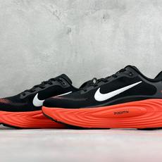 XM版Nike Vomero 19 舒适减震防滑 低帮跑步鞋 全掌ReactX泡绵中底 前掌和后跟还配备了Air Zoo XM版Nike Vomero 19 舒适减震防滑 低帮跑步鞋 全掌ReactX泡绵中底 前掌和后跟还配备了Air Zoo