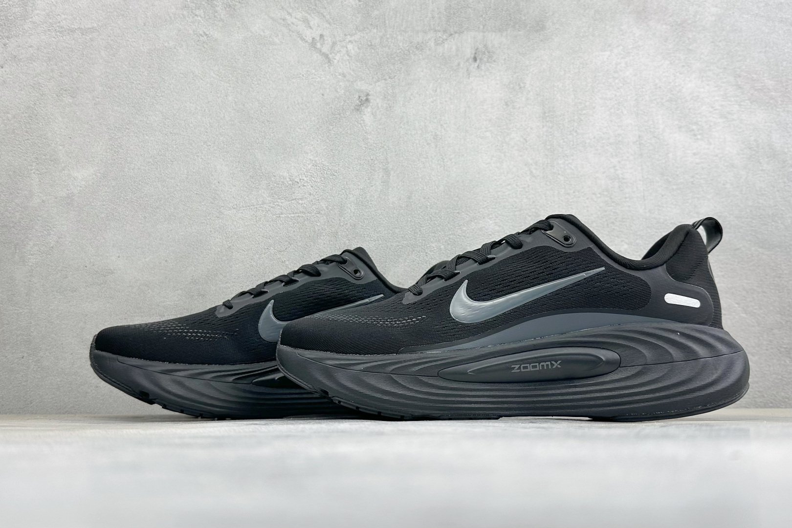 XM版Nike Vomero 19 舒适减震防滑 低帮跑步鞋 全掌ReactX泡绵中底 前掌和后跟还配备了Air Zoo
