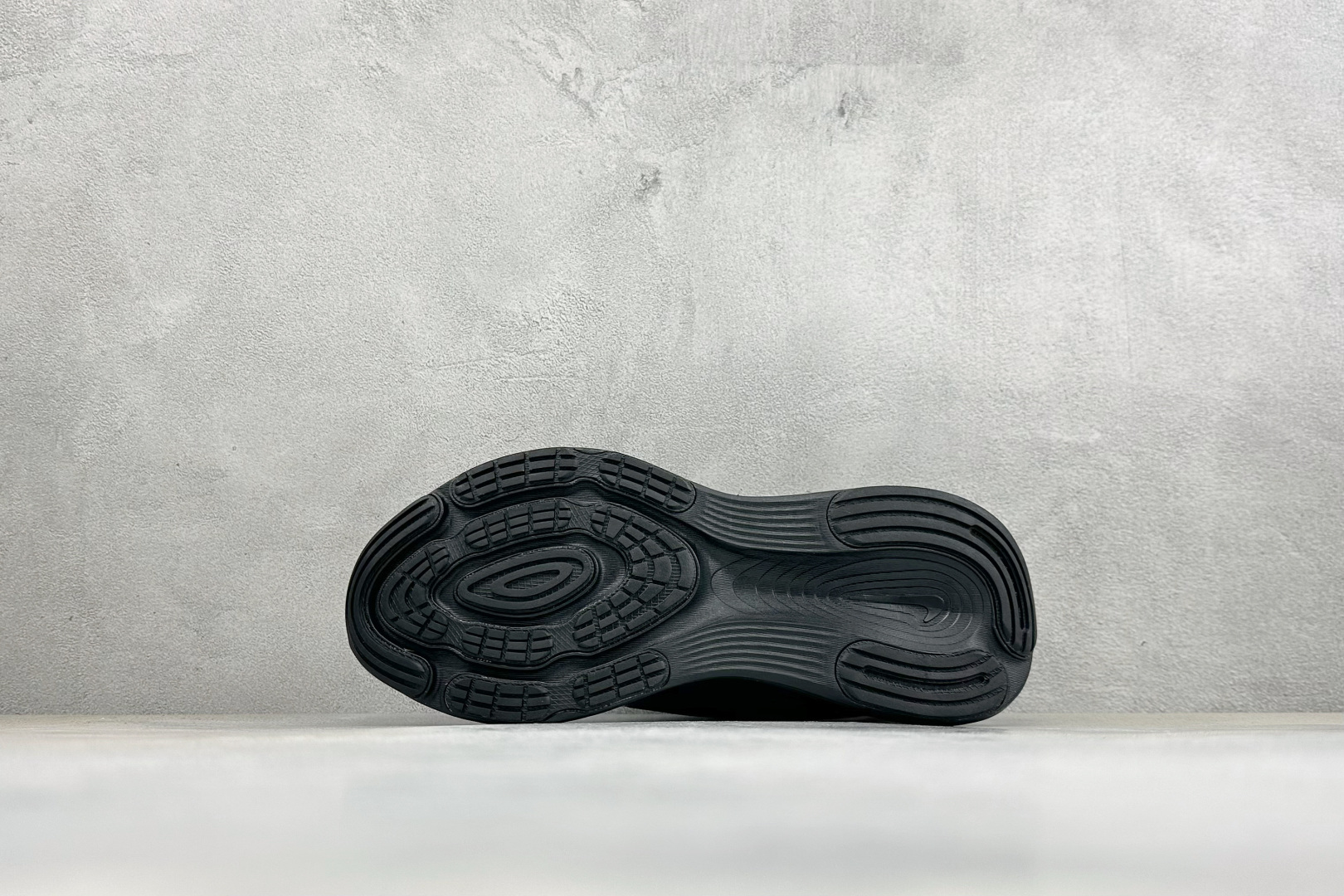 XM版Nike Vomero 19 舒适减震防滑 低帮跑步鞋 全掌ReactX泡绵中底 前掌和后跟还配备了Air Zoo