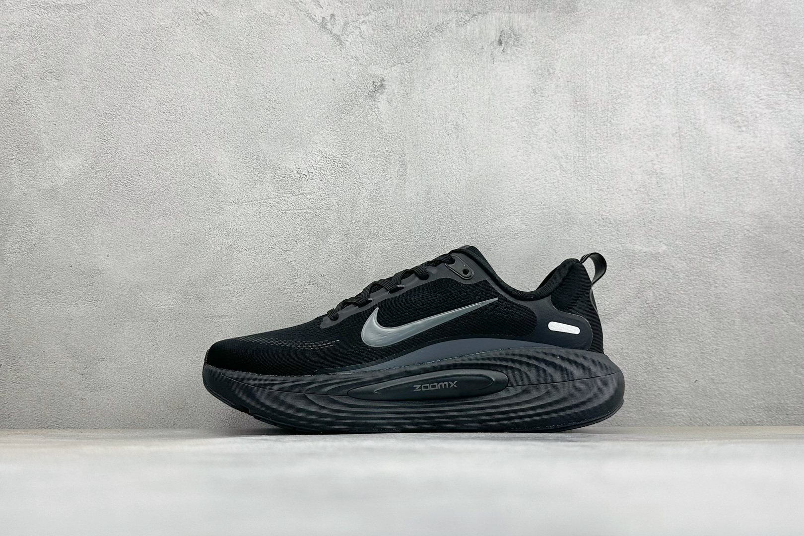 XM版Nike Vomero 19 舒适减震防滑 低帮跑步鞋 全掌ReactX泡绵中底 前掌和后跟还配备了Air Zoo