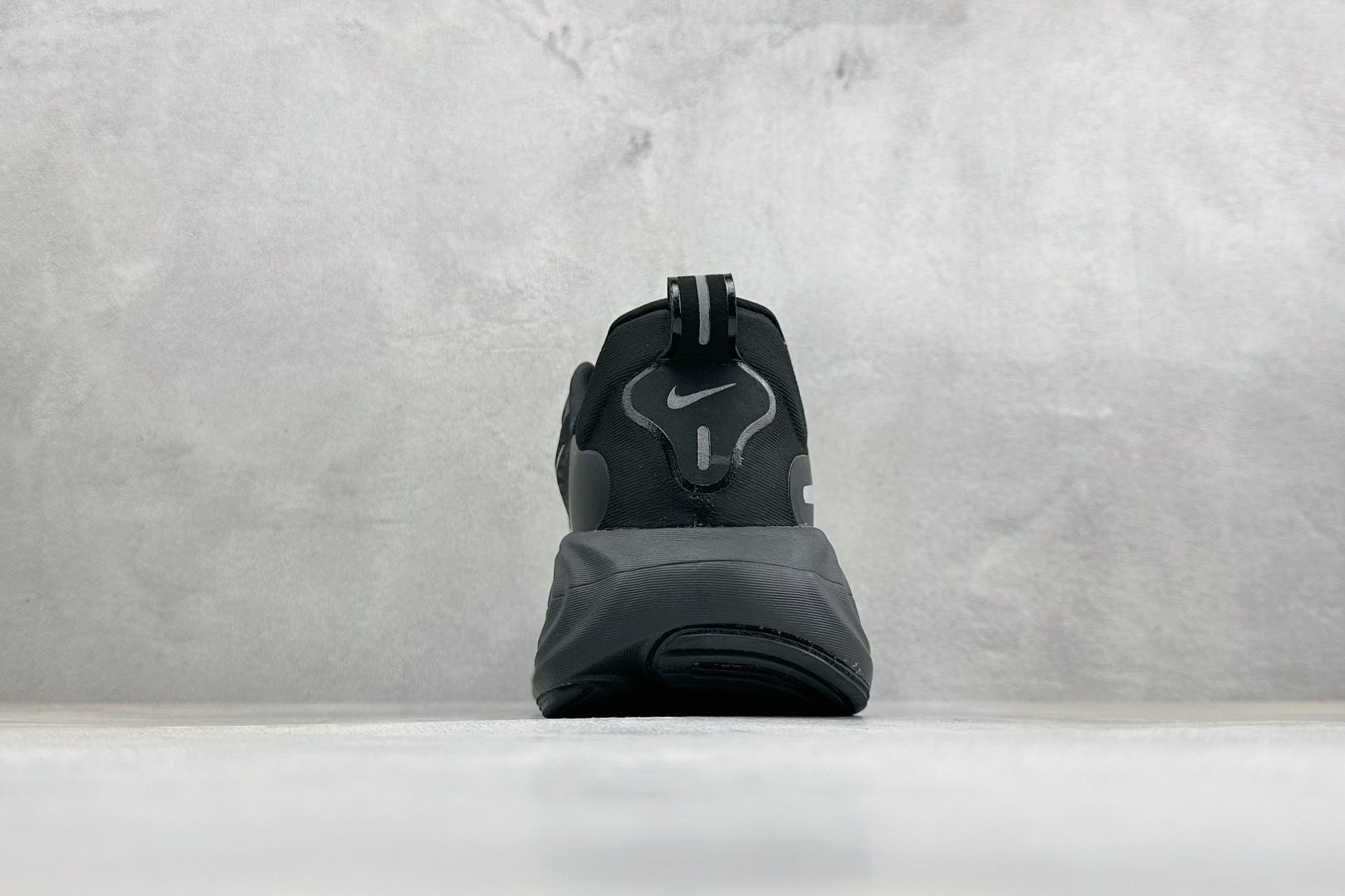 XM版Nike Vomero 19 舒适减震防滑 低帮跑步鞋 全掌ReactX泡绵中底 前掌和后跟还配备了Air Zoo