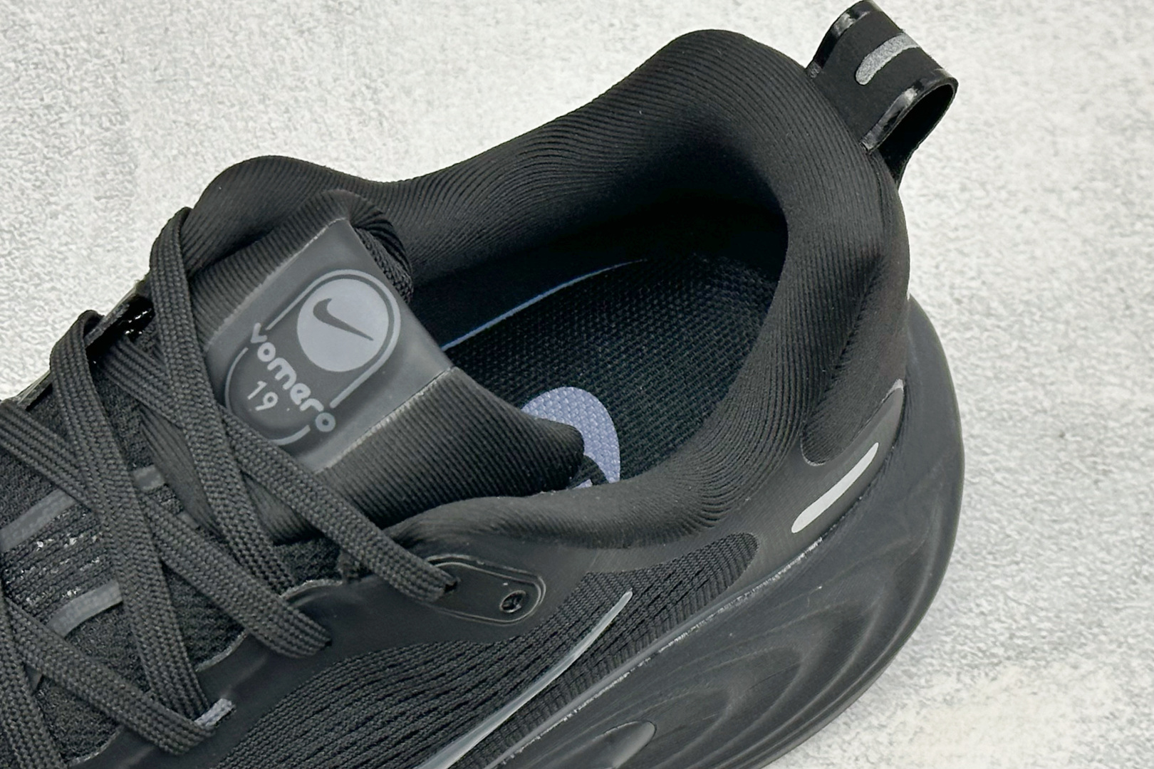 XM版Nike Vomero 19 舒适减震防滑 低帮跑步鞋 全掌ReactX泡绵中底 前掌和后跟还配备了Air Zoo