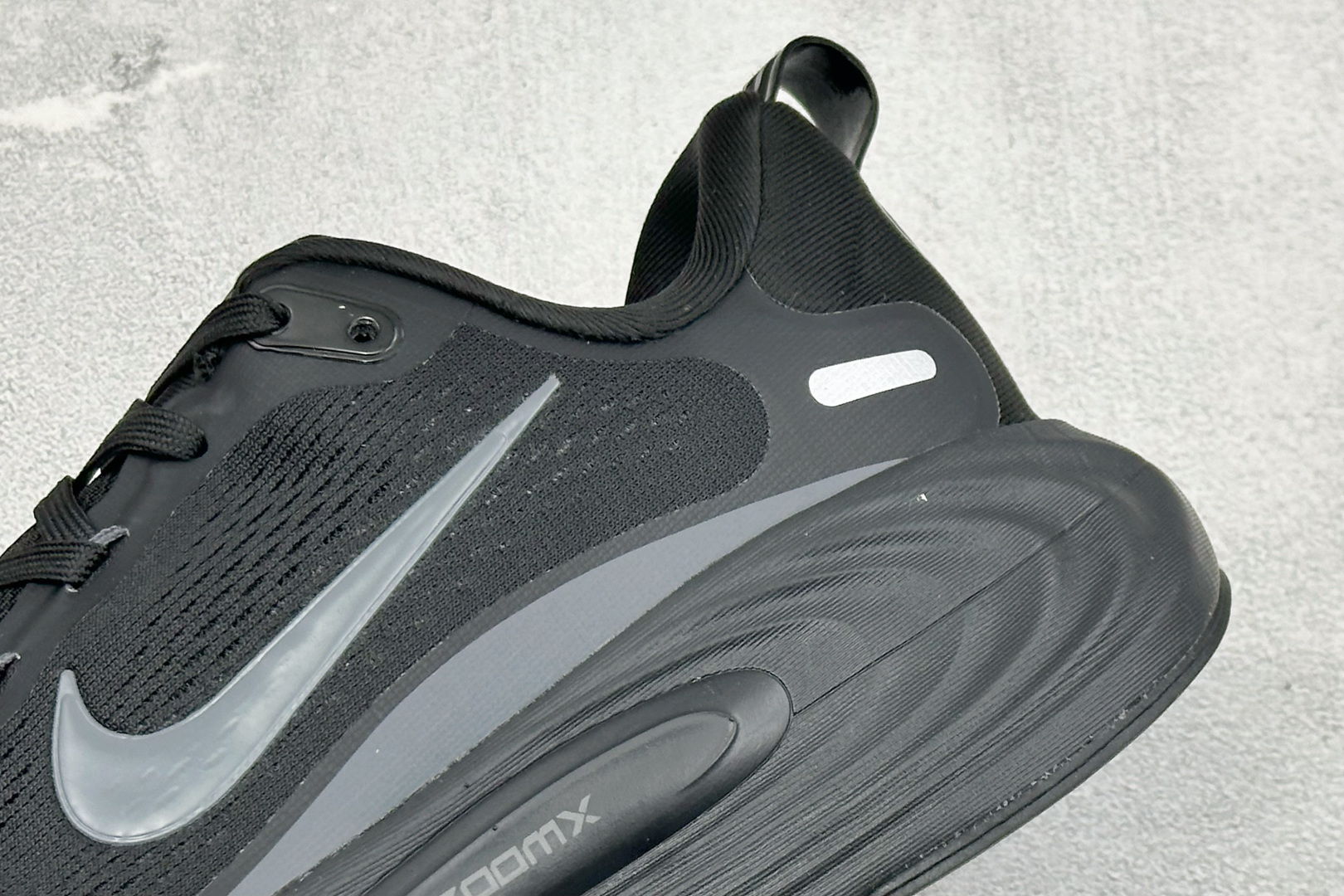 XM版Nike Vomero 19 舒适减震防滑 低帮跑步鞋 全掌ReactX泡绵中底 前掌和后跟还配备了Air Zoo