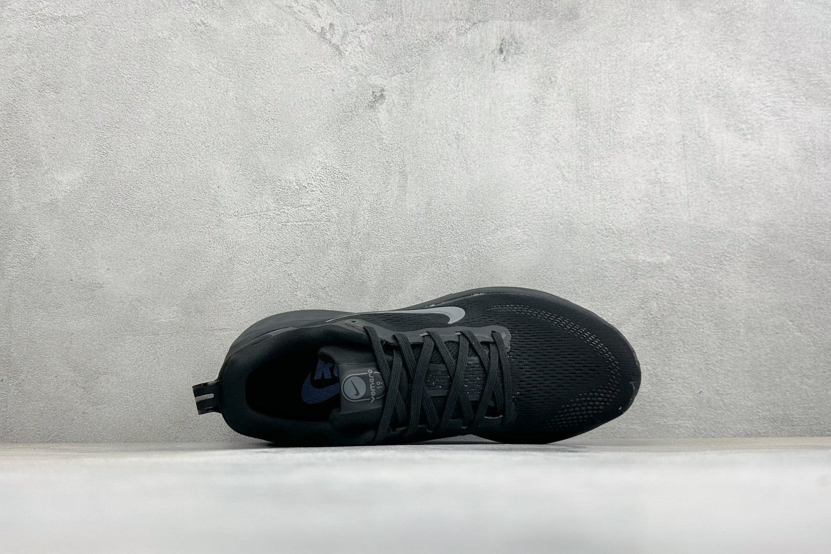 XM版Nike Vomero 19 舒适减震防滑 低帮跑步鞋 全掌ReactX泡绵中底 前掌和后跟还配备了Air Zoo