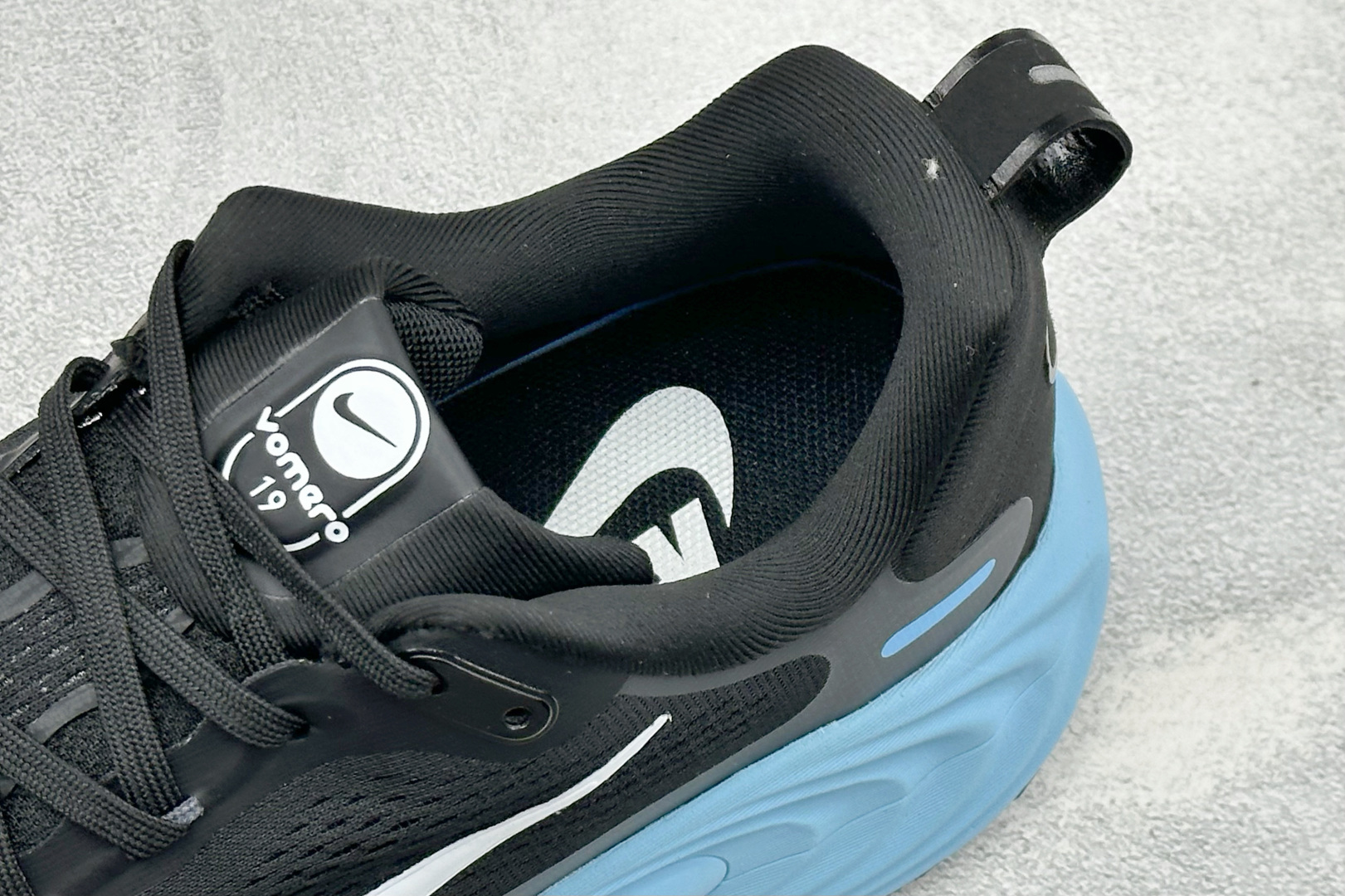 XM版Nike Vomero 19 舒适减震防滑 低帮跑步鞋 全掌ReactX泡绵中底 前掌和后跟还配备了Air Zoo XM版Nike Vomero 19 舒适减震防滑 低帮跑步鞋 全掌ReactX泡绵中底 前掌和后跟还配备了Air Zoo