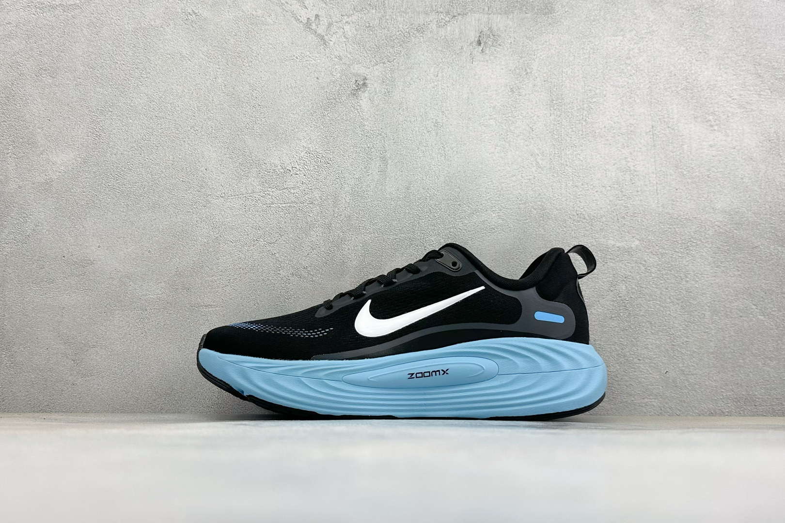 XM版Nike Vomero 19 舒适减震防滑 低帮跑步鞋 全掌ReactX泡绵中底 前掌和后跟还配备了Air Zoo