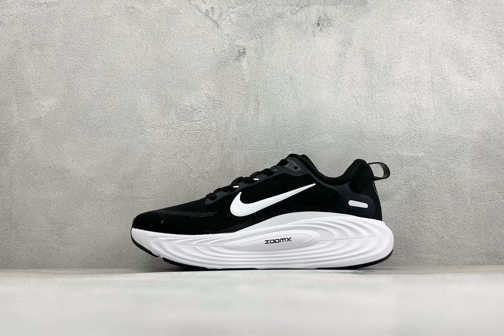 XM版Nike Vomero 19 舒适减震防滑 低帮跑步鞋 全掌ReactX泡绵中底 前掌和后跟还配备了Air Zoo