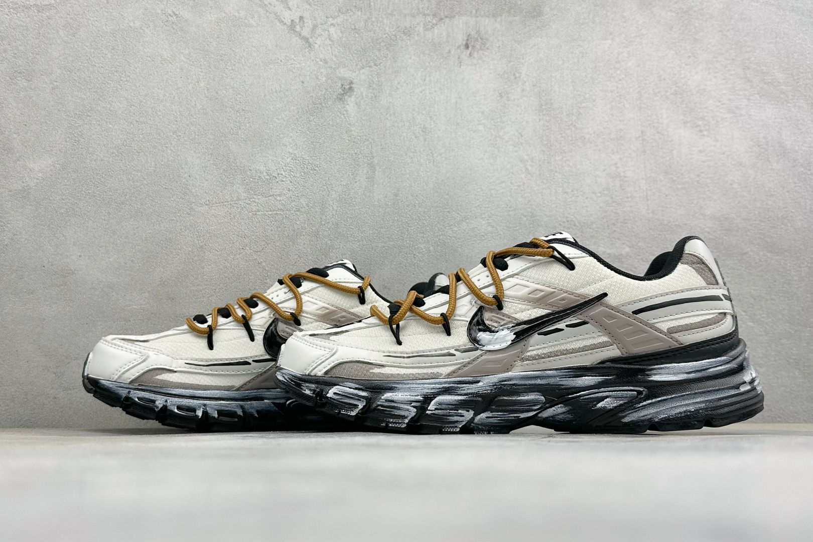 NIKE INITIATOR创始者系列 复古休闲运动舒适跑鞋 采用透气网眼鞋面和支撑覆盖层，自然运动设计的Phlyon中