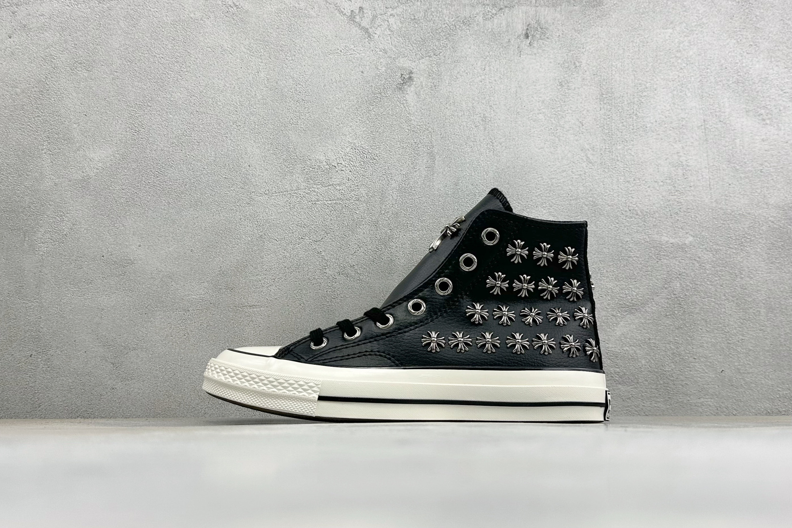 Chrome Hearts x Converse 1970s 克罗心联名 复古银饰休闲帆布鞋 采用经典70s鞋型为基底 