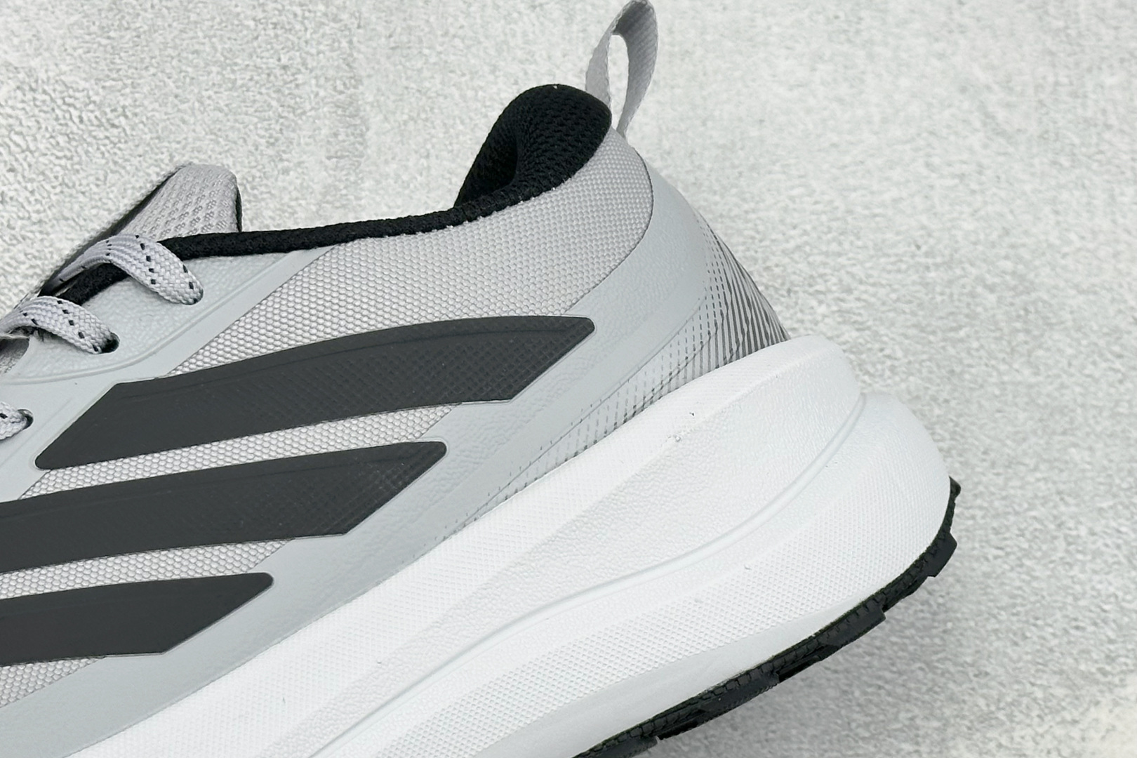 Adidas RUNFALCON 6系列 轻量防滑耐磨跑鞋 #采用全身高频热熔牛津面料鞋面材质 #全掌Adiwear高耐