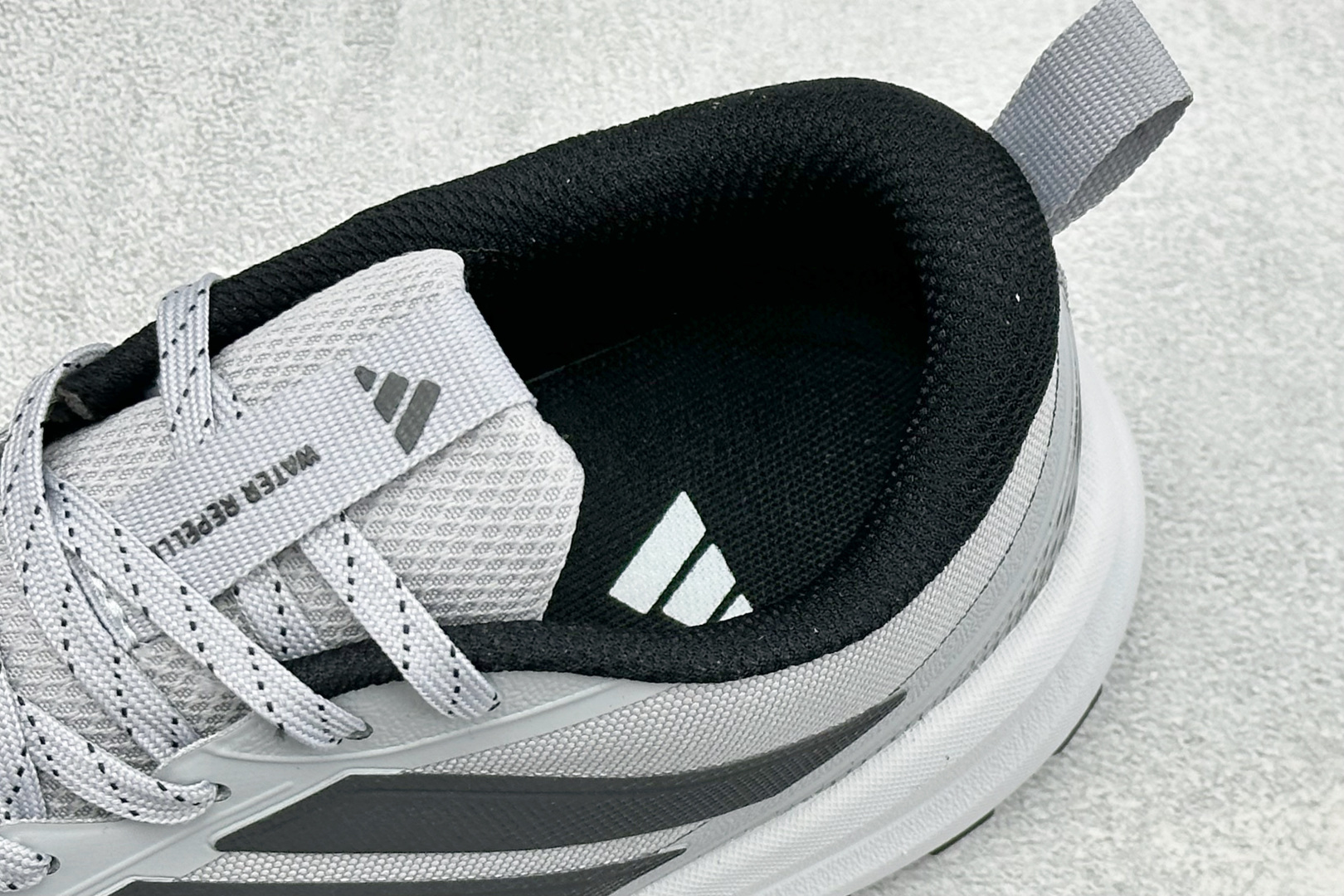 Adidas RUNFALCON 6系列 轻量防滑耐磨跑鞋 #采用全身高频热熔牛津面料鞋面材质 #全掌Adiwear高耐