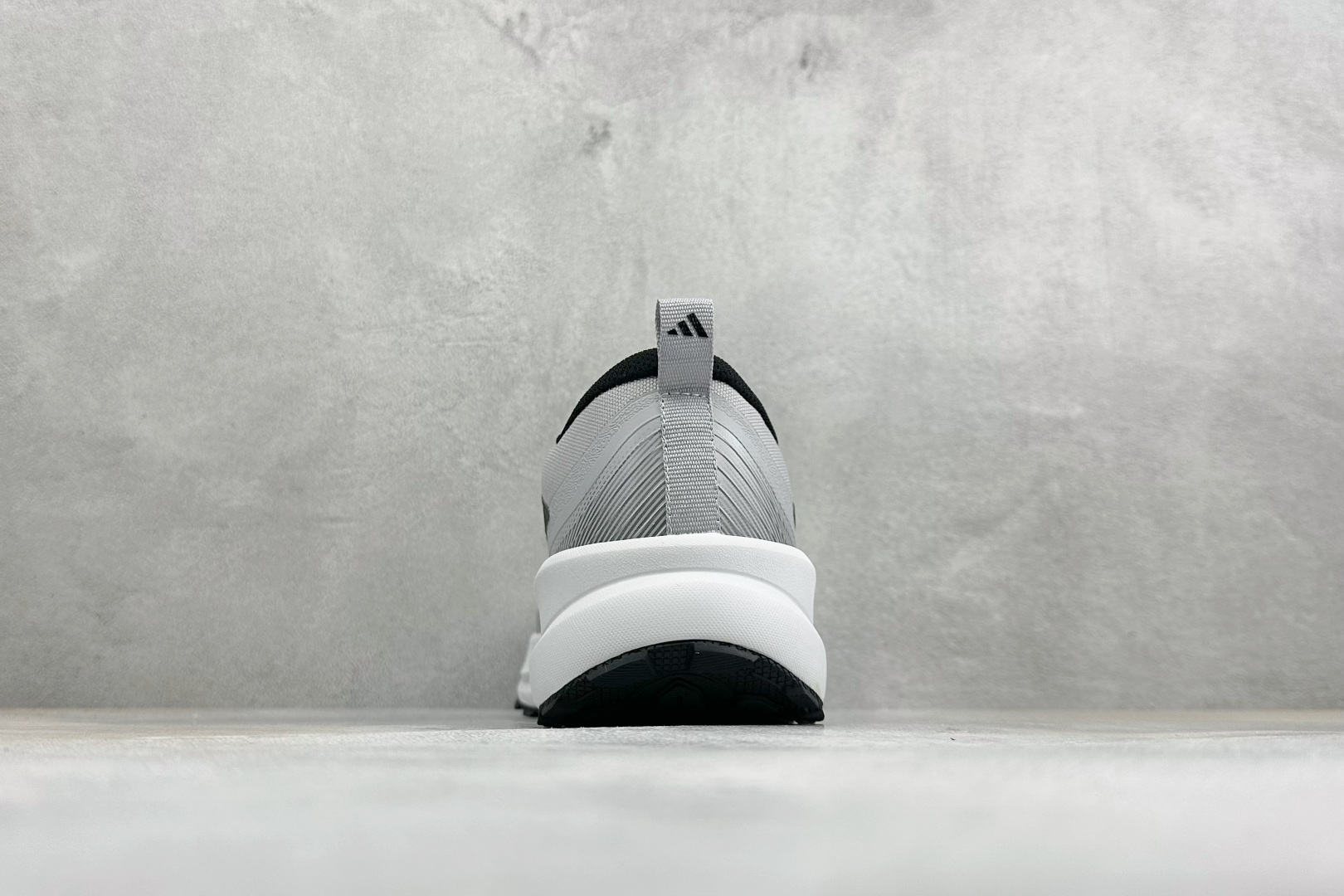 Adidas RUNFALCON 6系列 轻量防滑耐磨跑鞋 #采用全身高频热熔牛津面料鞋面材质 #全掌Adiwear高耐