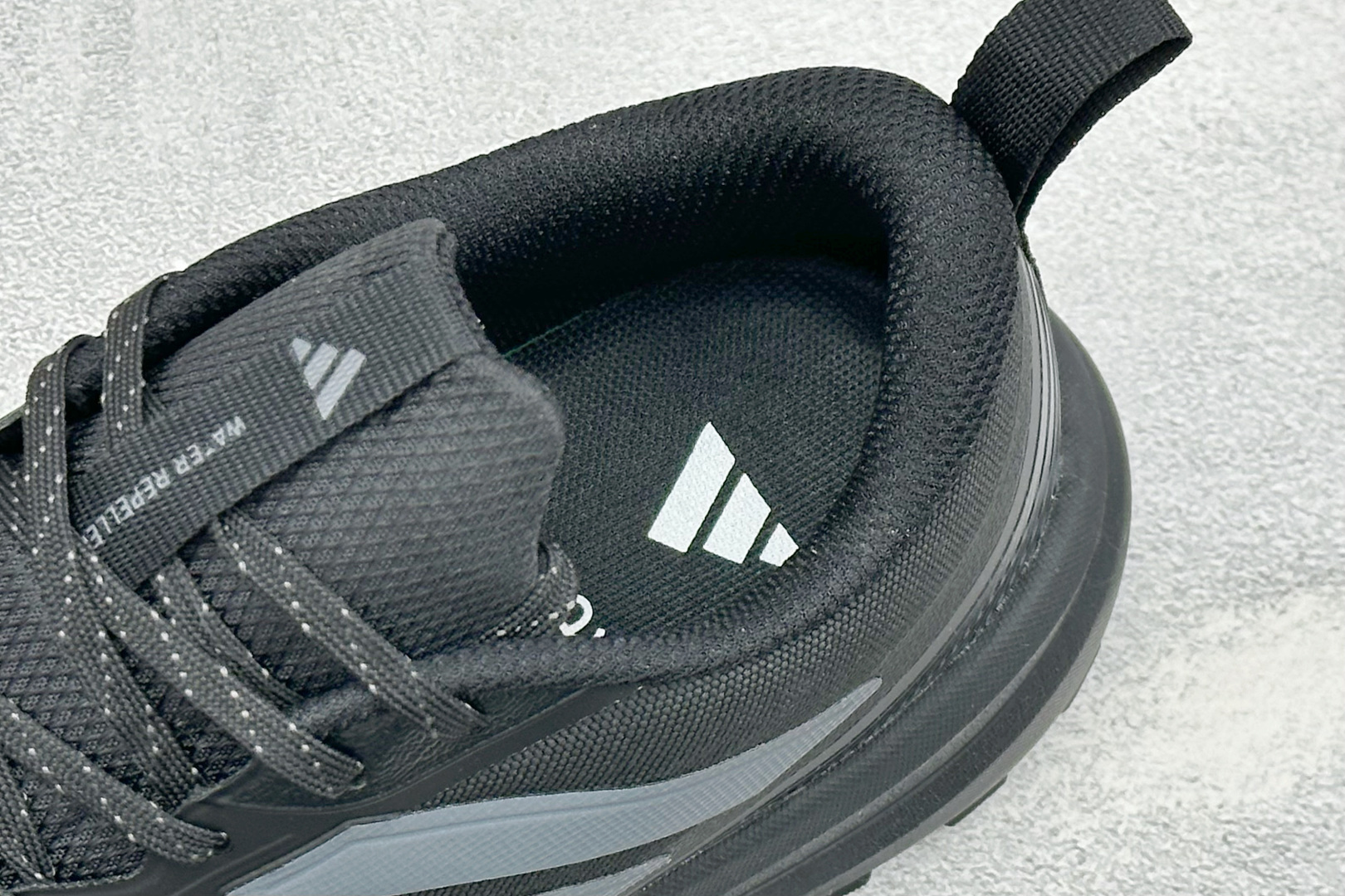 Adidas RUNFALCON 6系列 轻量防滑耐磨跑鞋 #采用全身高频热熔牛津面料鞋面材质 #全掌Adiwear高耐