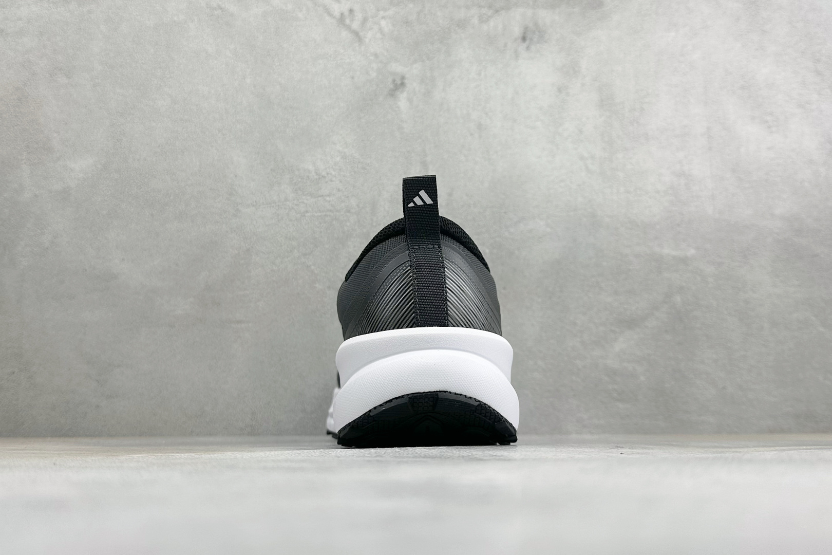 Adidas RUNFALCON 6系列 轻量防滑耐磨跑鞋 #采用全身高频热熔牛津面料鞋面材质 #全掌Adiwear高耐