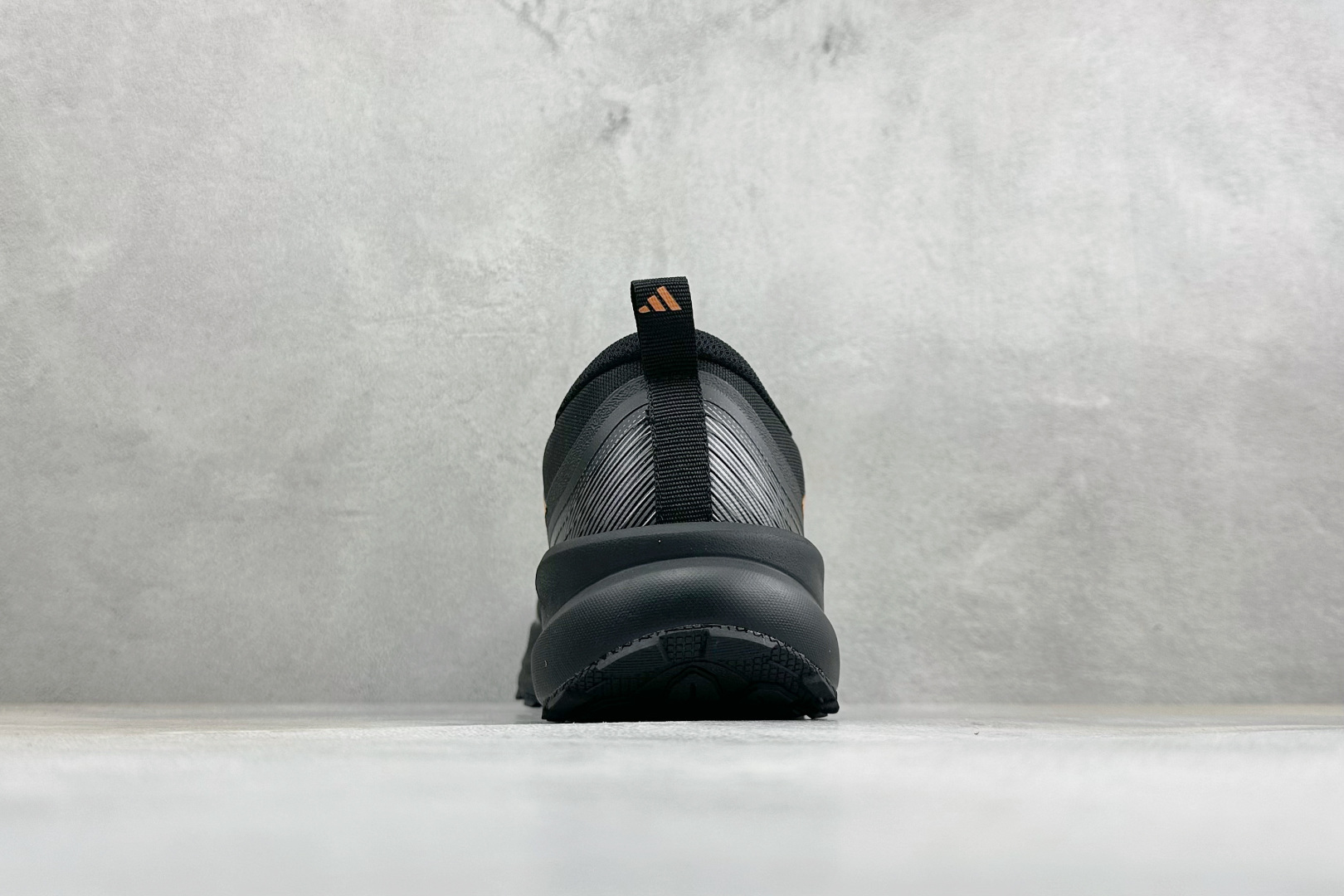 Adidas RUNFALCON 6系列 轻量防滑耐磨跑鞋 #采用全身高频热熔牛津面料鞋面材质 #全掌Adiwear高耐 Adidas RUNFALCON 6系列 轻量防滑耐磨跑鞋 #采用全身高频热熔牛津面料鞋面材质 #全掌Adiwear高耐