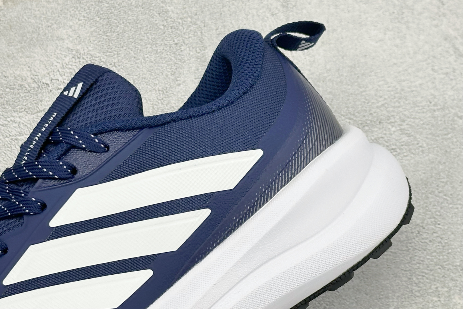 Adidas RUNFALCON 6系列 轻量防滑耐磨跑鞋 #采用全身高频热熔牛津面料鞋面材质 #全掌Adiwear高耐