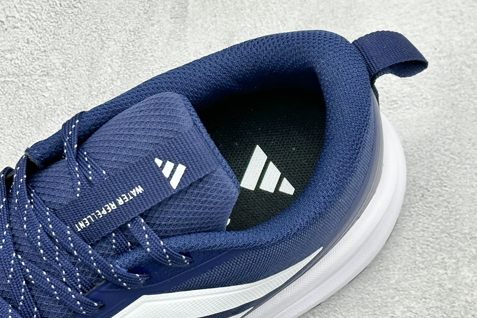 Adidas RUNFALCON 6系列 轻量防滑耐磨跑鞋 #采用全身高频热熔牛津面料鞋面材质 #全掌Adiwear高耐